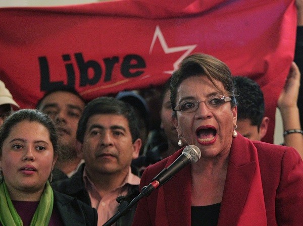 Xiomara Castro (right) at Libre rally in Tegucigalpa. (Reuters photo)
