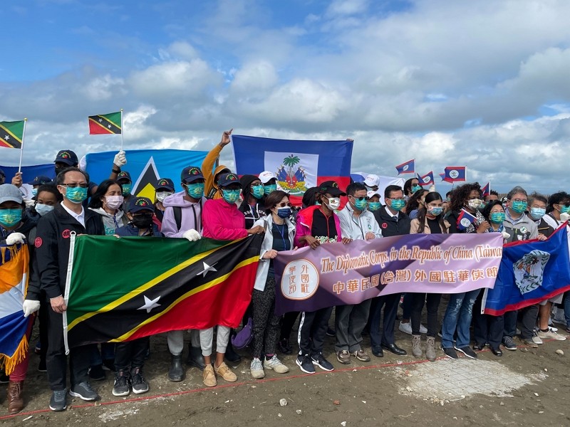 Diplomatic corps cleans up a beach to show care for Taiwan on Nov. 13. (Taiwan News photo)
