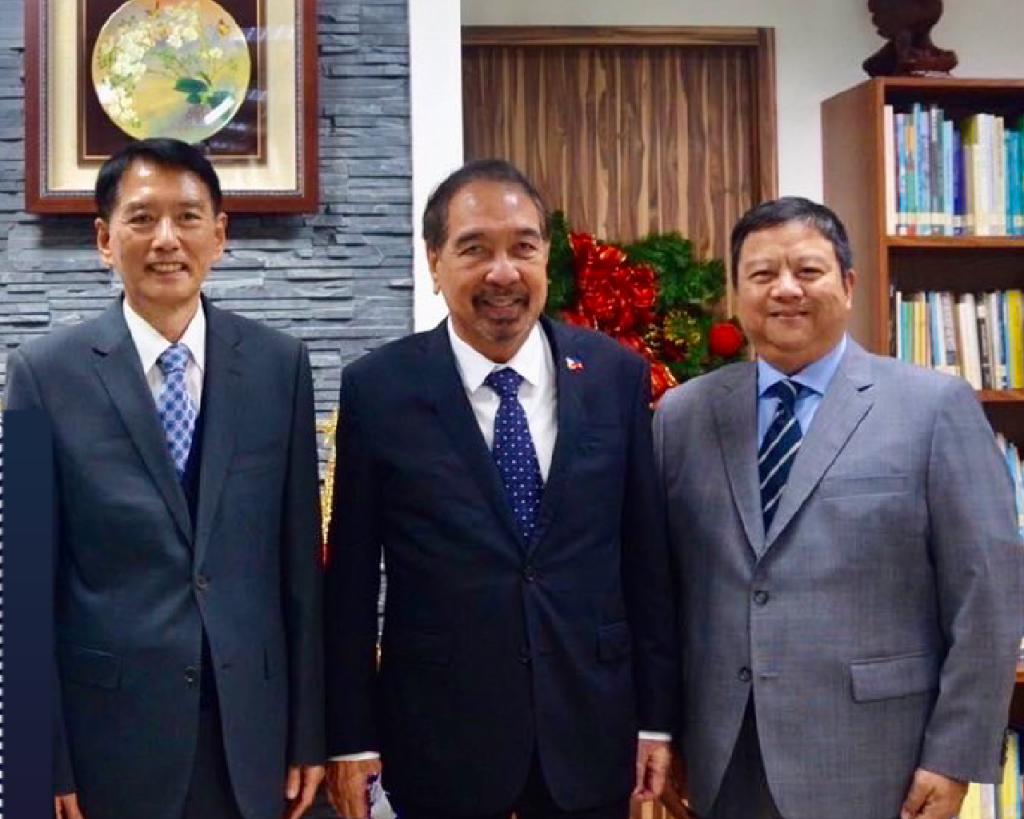 MECO Chairman Wilfredo B. Fernandez (center). Taiwan News photo
