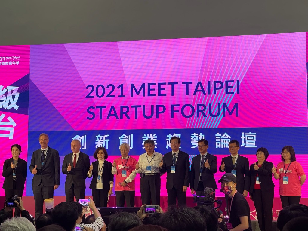 Business Next Media's Ho Fei-peng (fifth from left), Taipei Mayor Ko Wen-je (center). 
