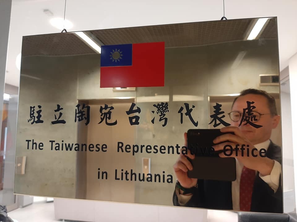 Taiwanese Representative Office in Lithuania plaque. (Facebook, Zygimantas Pavilionis photo)
