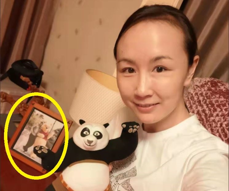 One of Peng Shuai's "latest photos" features Winnie the Pooh in the background. (Twitter, Shen Shiwei photo)
