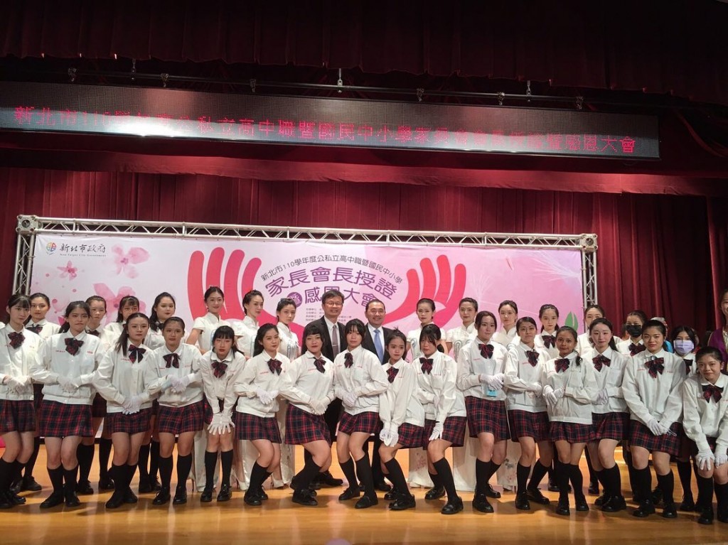 Juang Jing Vocational High School students wearing uniforms pose with New Taipei City Mayor Hou You-yi. (Facebook, Juang Jing Vocational High School p...