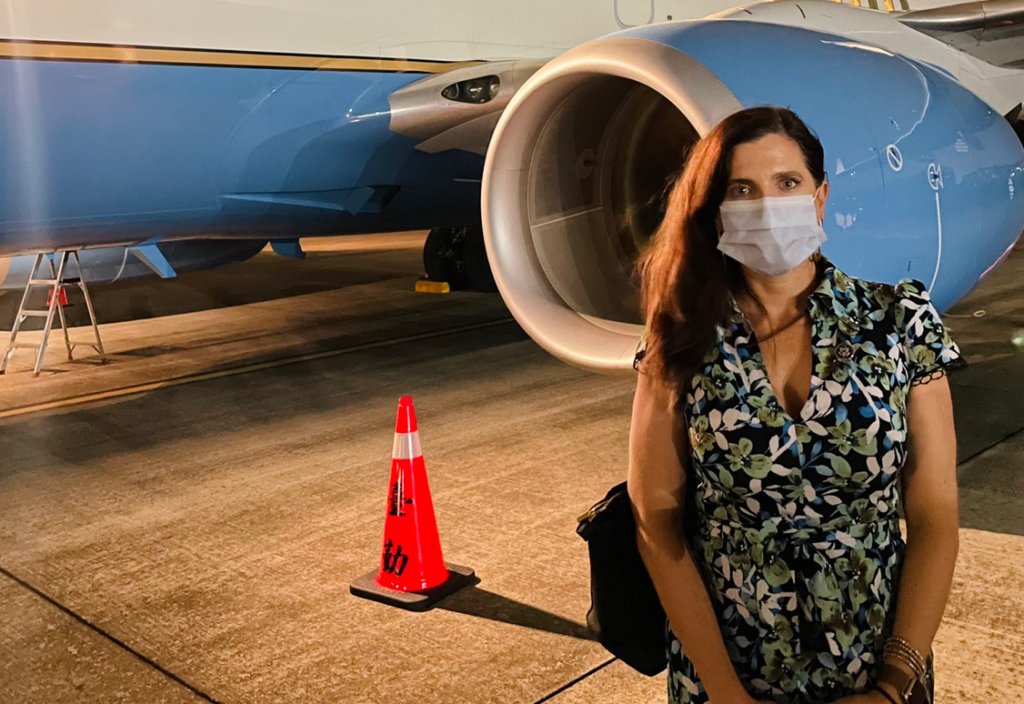 美國眾議院議員梅絲（Nancy Mace）25日隨團訪台，在停機坪與專機合照，並在推特及臉書打卡稱「剛剛落地在台灣共和國」。（圖／Nanc...