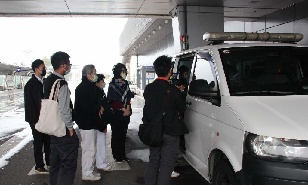 Tzu Chi volunteers accompanying Ireneo and his wife to Taiwan Taoyuan International Airport Saturday morning. 
