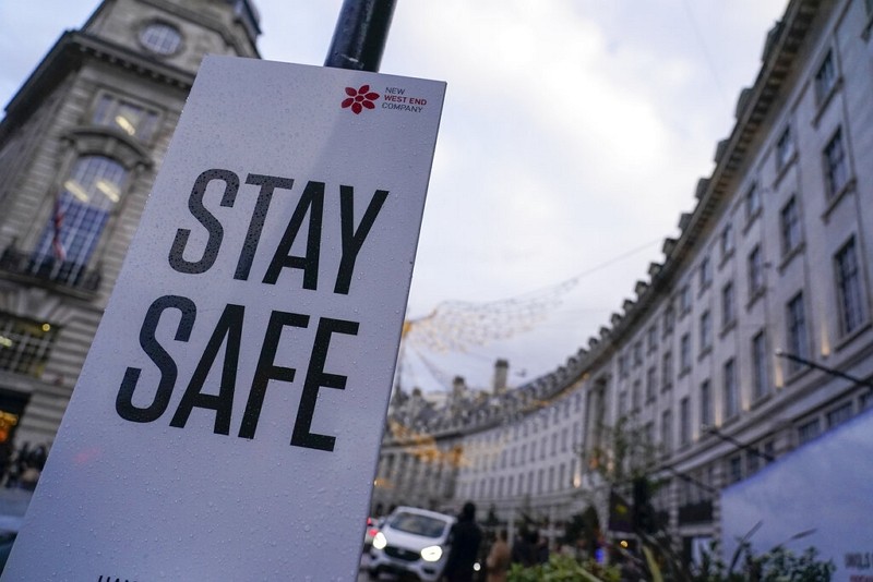 倫敦攝政街路牌寫著「保持安全」（圖／美聯社）

