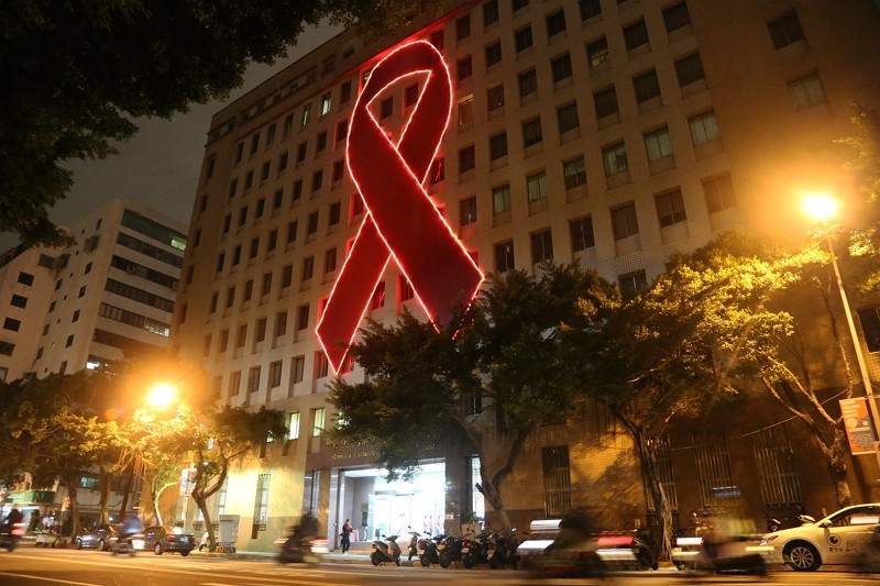 疾管署於2015年11月30日晚間響應世界愛滋病日，在外牆點亮巨型紅絲帶燈飾，呼籲全民重視愛滋及關懷感染者。(圖/疾管署)
