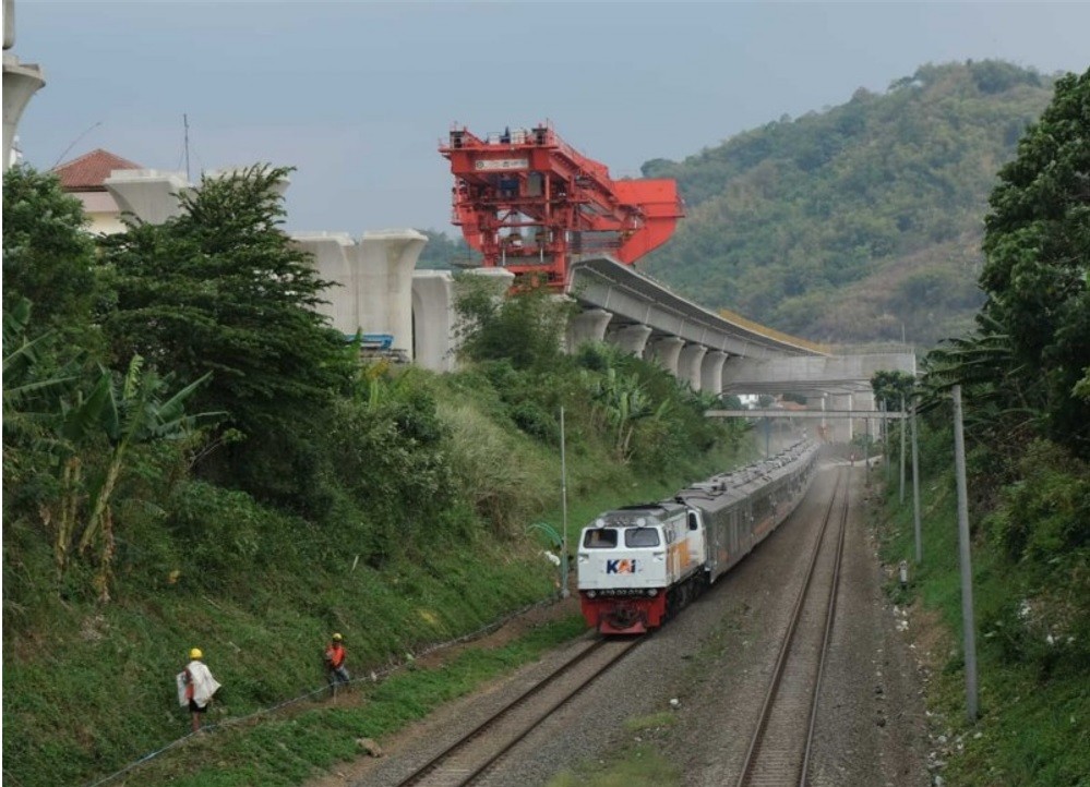 中國以一帶一路計畫承建的印尼雅萬高鐵，因造價飆漲，將縮減一個車站，印尼政府也同意動用國家預算支應工程。圖為與印尼國營鐵道平行的高鐵工程路段...