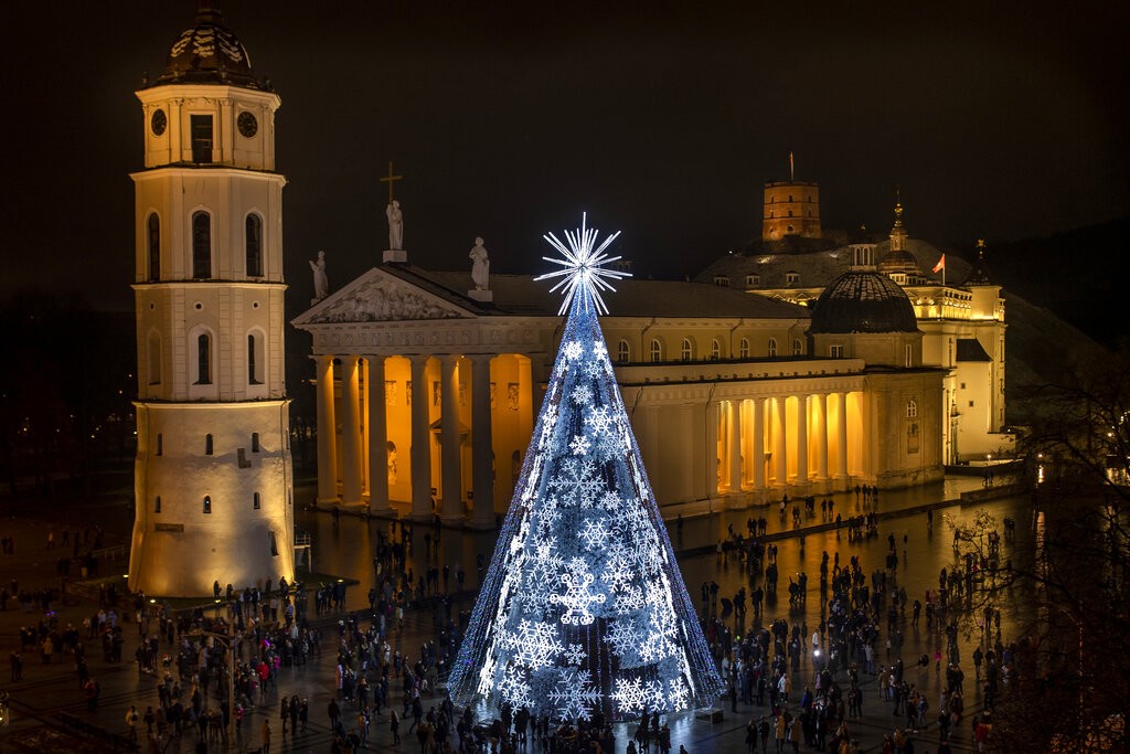 圖為立陶宛首都維爾紐斯, 周六11月27日舉行國家聖誕樹點燈儀式 (美聯社) 
