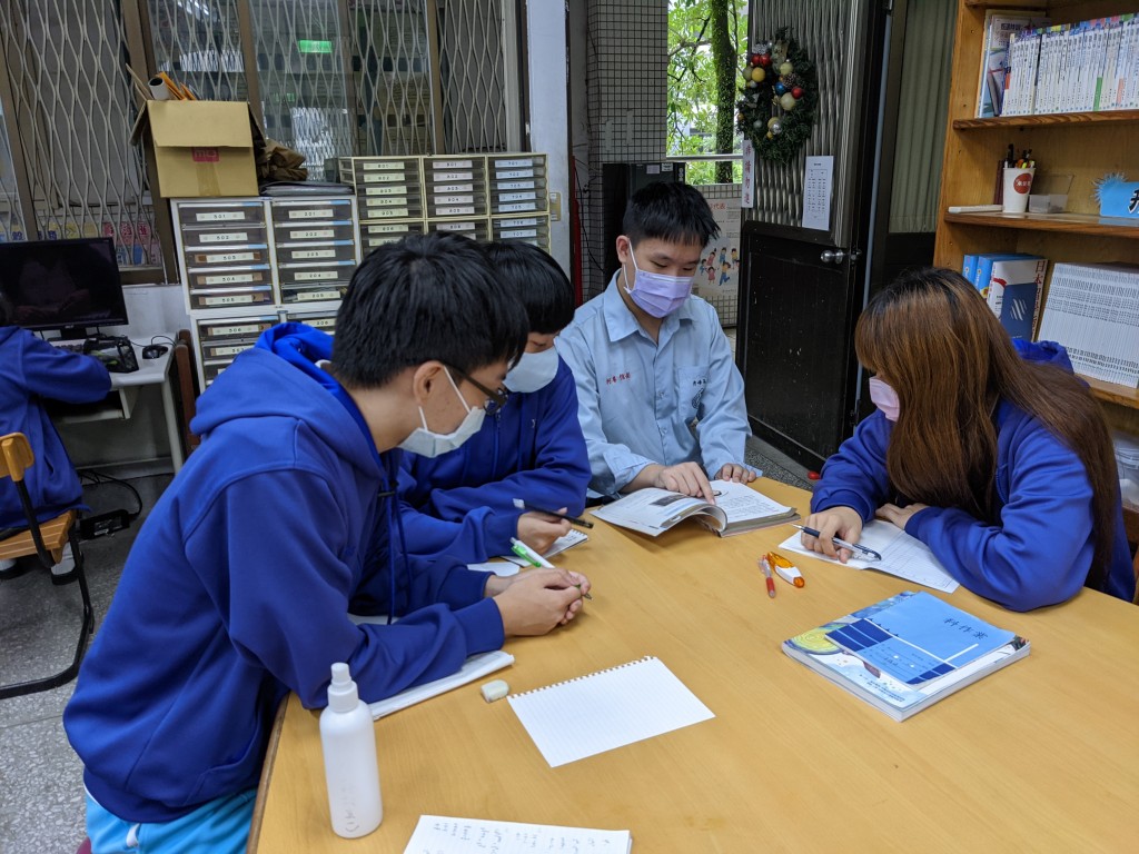秀峰高中柯睿信(右2)和同學分享新二代昂揚2.0營隊所學。(照片由新北市教育局提供)
