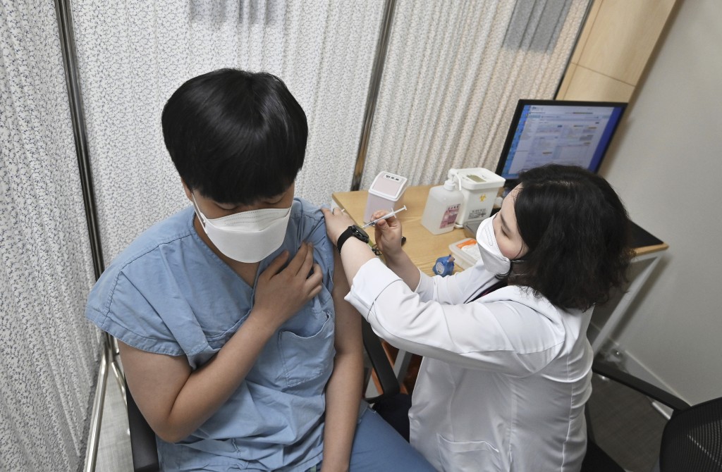台灣中央疫情指揮中心經專家會議討論後，決議為提升社區群體免疫力，本國青少年仍宜接種第2劑BNT疫苗。（圖/路透社）
