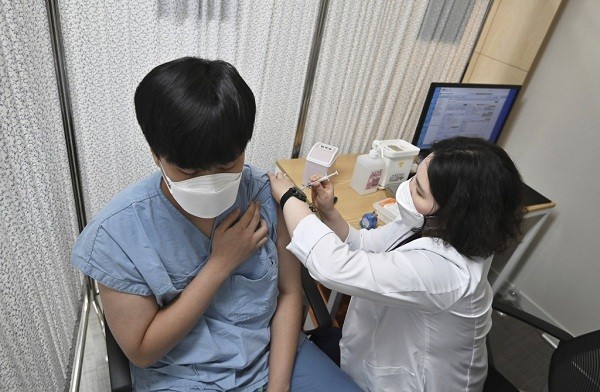 Studies show 12 weeks between BNT jabs lowers myocarditis risk for teens: Taiwan doctor