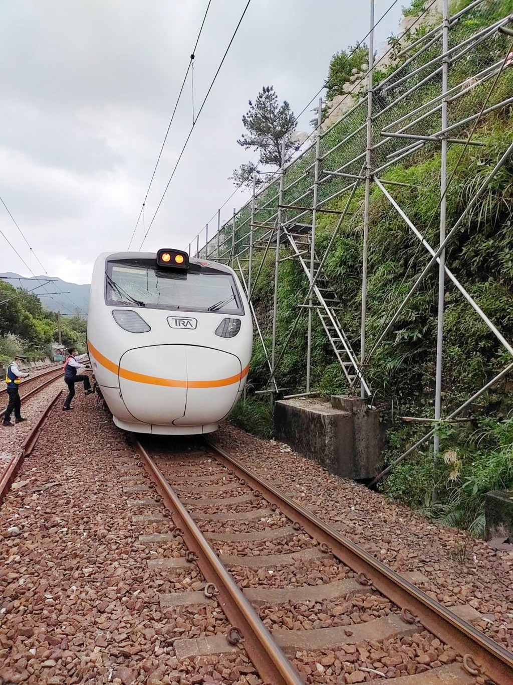 A steel bar hit a passing Taroko Express train in New Taipei City Wednesday morning. (CNA, TRA photo) 
