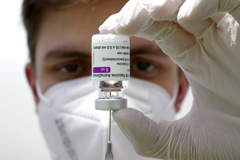 德國醫護人員準備AZ疫苗（圖／AP）
