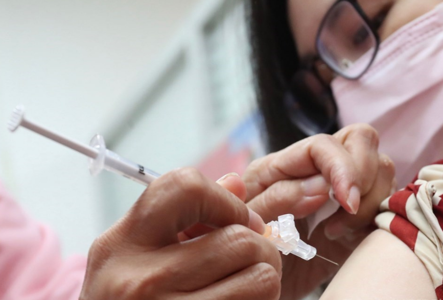 為提升疫苗接種率，行政院今(2)日宣布擬推動大賣場、百貨公司隨到隨打以及相關獎勵方法。
