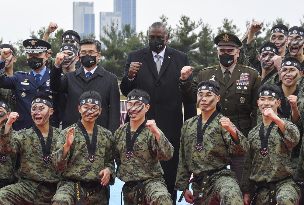 美國防長奧斯汀（中）、南韓防長徐旭（左二）與南韓陸軍合照（圖／AP）
