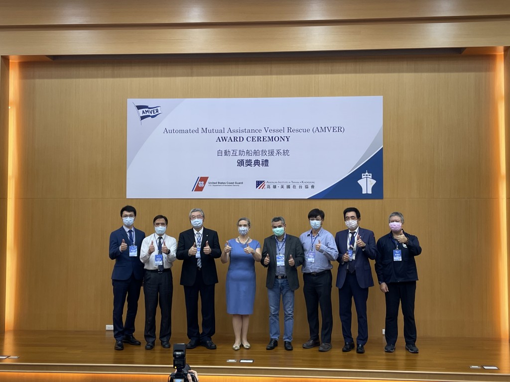 AIT Director Oudkirk with award winners. (Taiwan News photo)
