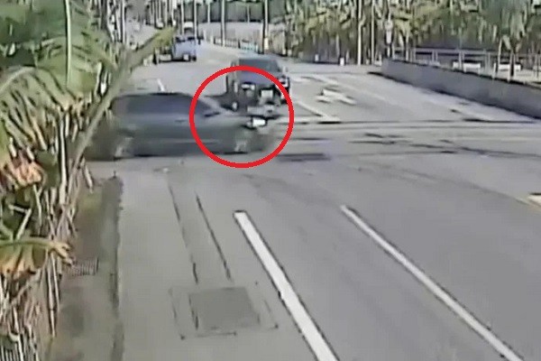 Moment Du Plessis is struck by Liao's car. (Hualien County Police Bureau screen capture)
