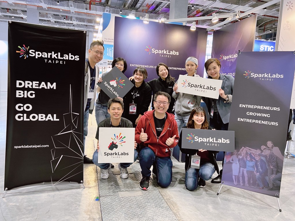 Edgar Chiu (center in front row) poses with his team at Meet Taipei on Nov. 19, 2021. (Meet Taipei photo)
