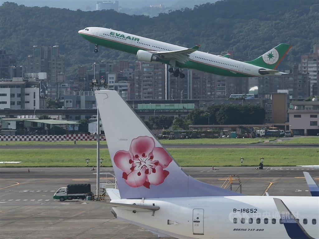 Taiwan's CAL and EVA Air both won international awards. 
