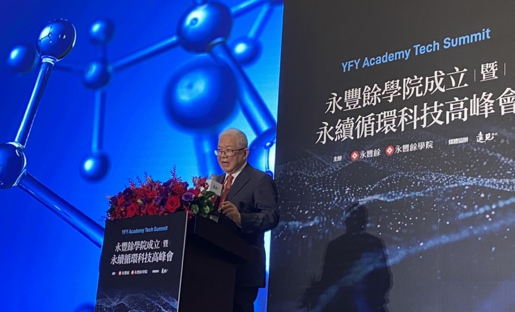 YFY's He Shou-chuan delivers remarks about “carbohydrate economy." (Taiwan News photo)
