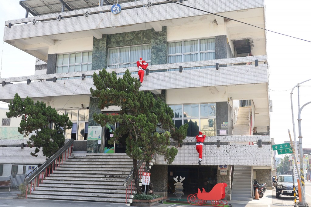 Santa-like decorations mistaken for sneaky thieves. (Wanluan Township office photo)
