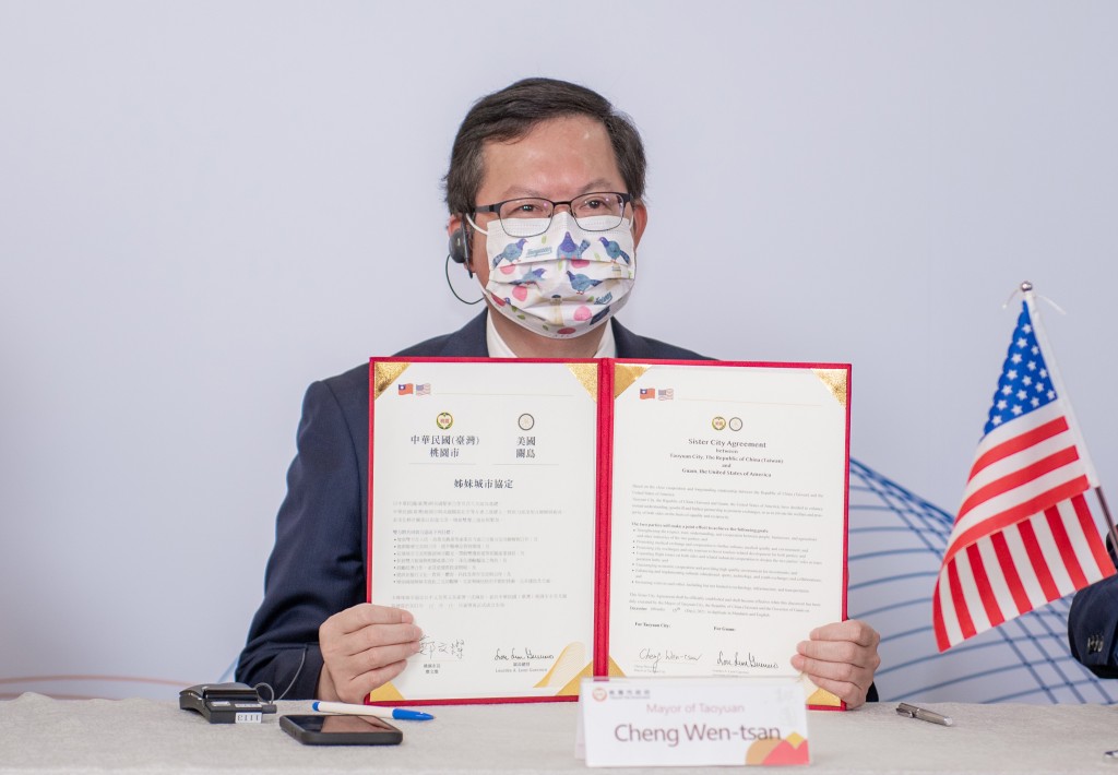 Taoyuan City Mayor Cheng Wen-tsan holds up the sister agreement with Guam Wednesday. (CNA, Taoyuan City Government photo) 
