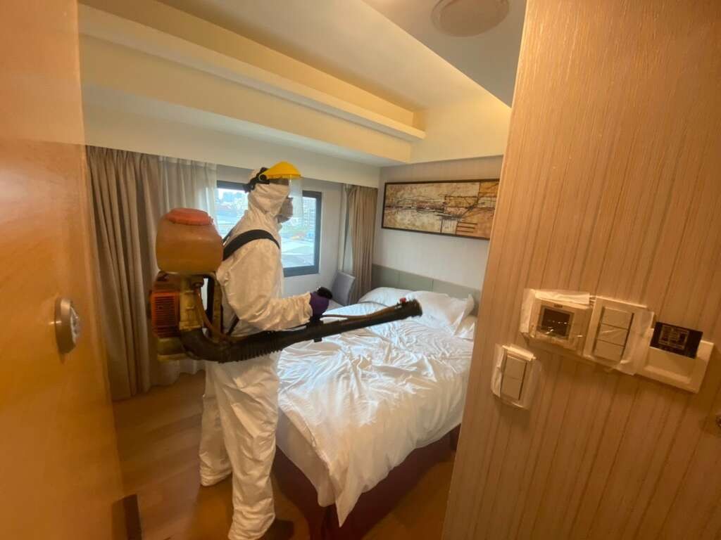 Worker disinfecting quarantine hotel room. (Kaohsiung City Government photo)
