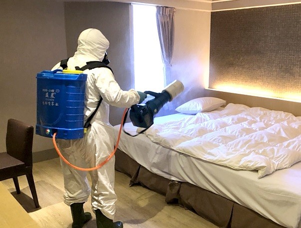 Worker disinfecting epidemic prevention hotel room. (Kaohsiung City Government photo)
