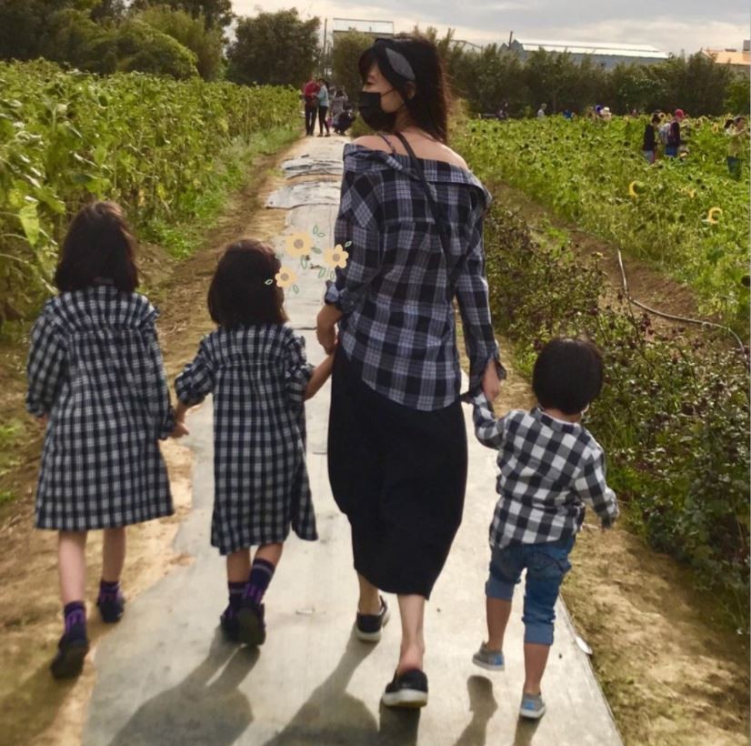 Lee Jinglei and her three children. (Instagram, Lee Jinglei photo)

