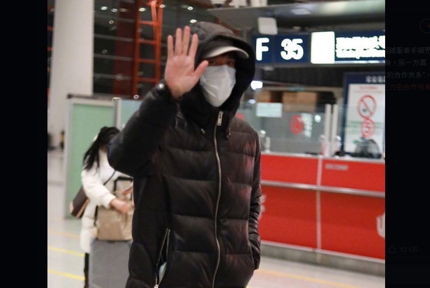 Wang Leehom waves to a camera after being spotted in public for the first time since Lee Jinglei's allegations. (Weibo, Sina Entertainment photo)
