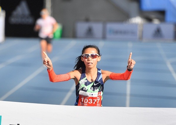 Tsao Chun-yu won the women’s domestic contest with 2:33:51.
