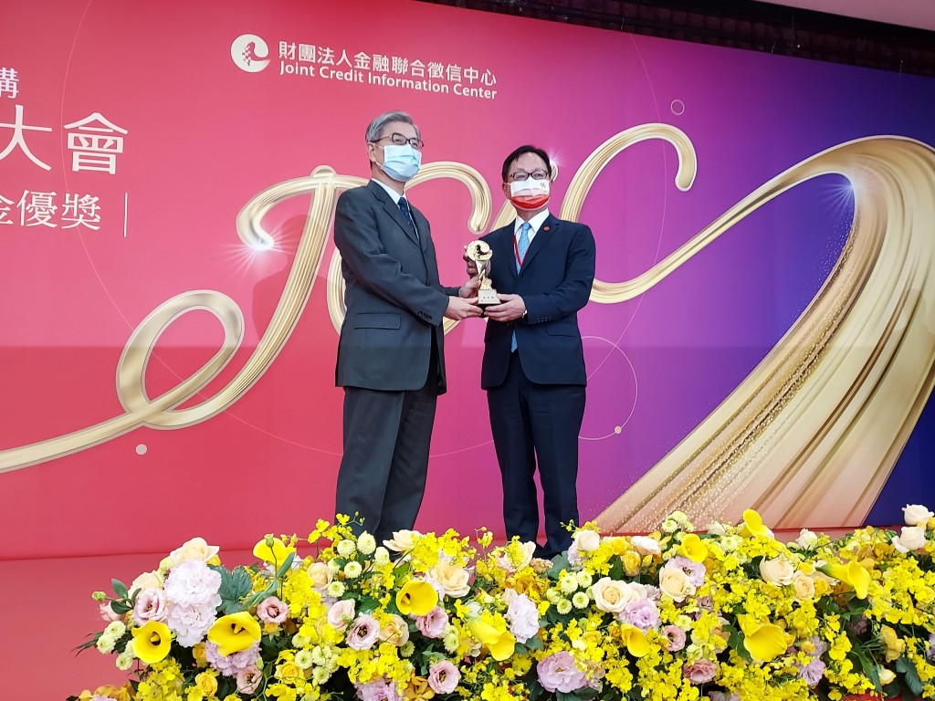 FSC Chairman Huang Tien-mu and award receipient. (JCIC photo)
