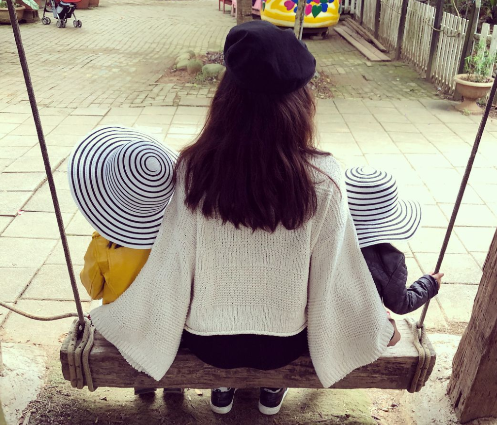 Lee Jinglei and her children. (Instagram, Lee Jinglei photo)
