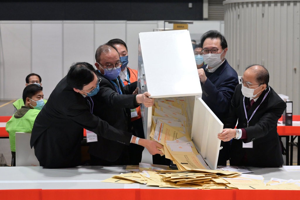 香港立法會換屆選舉12月19日舉行，地方直選投票率只有30.2%，創歷屆新低；圖為設在會展中心的點票站20日凌晨起開始點票。（港府新聞處提...