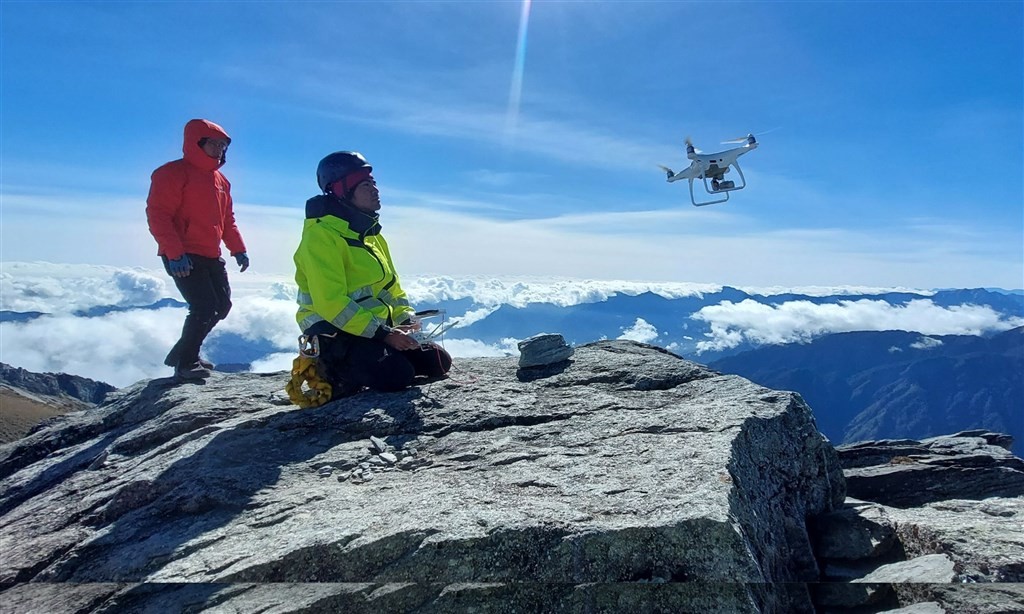 A drone located the body of a missing climber 12 days after his disappearance. (CNA, Taichung City Fire Department photo) 

