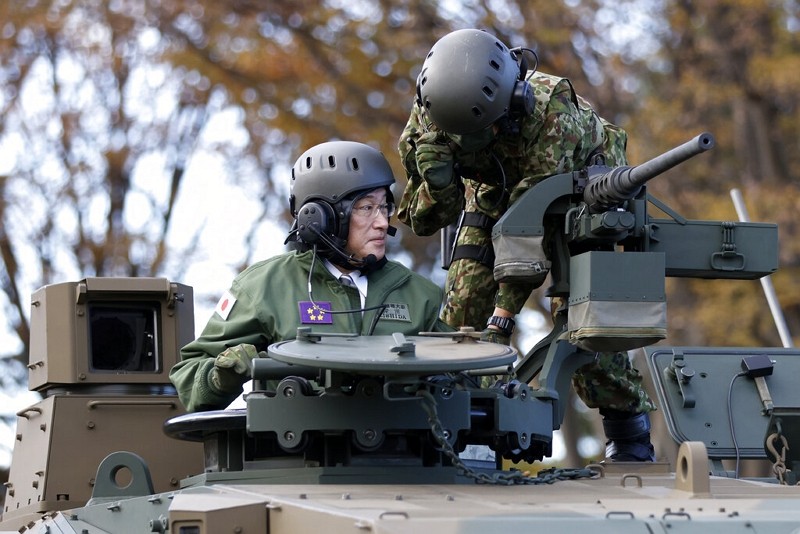 Prime Minister Kishida Fumio (left) inspected the Asaka station of the Ground Self-Defense Force on November 27, 2021, and personally operated the Type 10 tank (Photo/AP)

