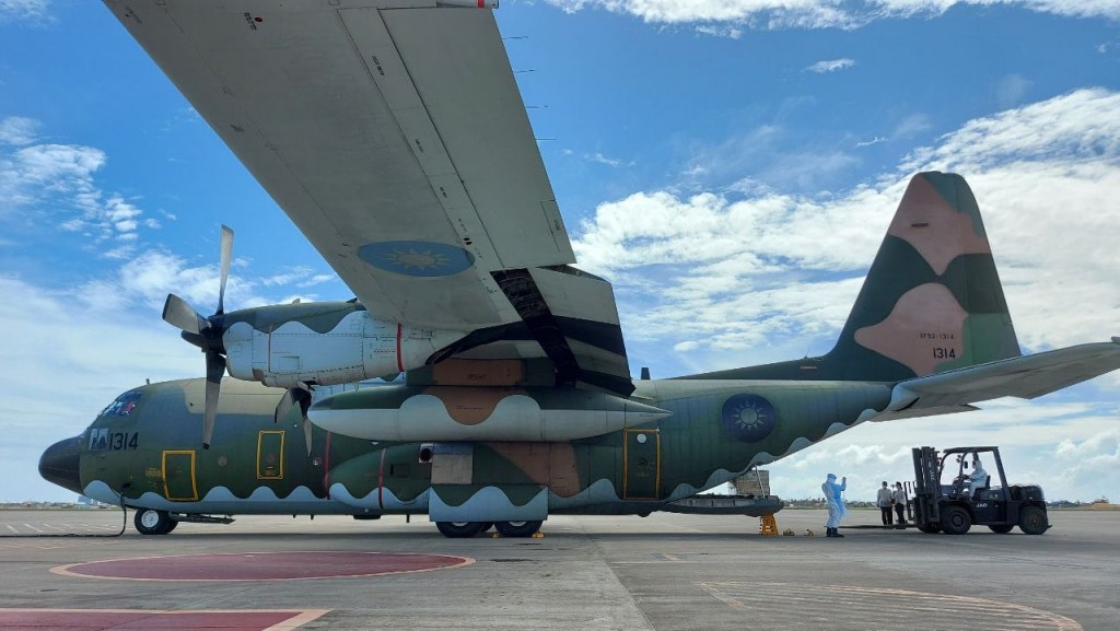 Taiwan Air Force C-130 lands at Mactan-Cebu International Airport. (MOFA photo)
