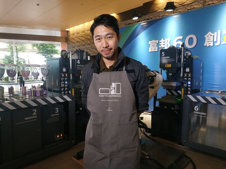 小智研發執行長黃謙智回收口罩廢料打造手機充電板做為富邦60周年員工紀念禮品(圖/Taiwan News, Lyla Liu)
