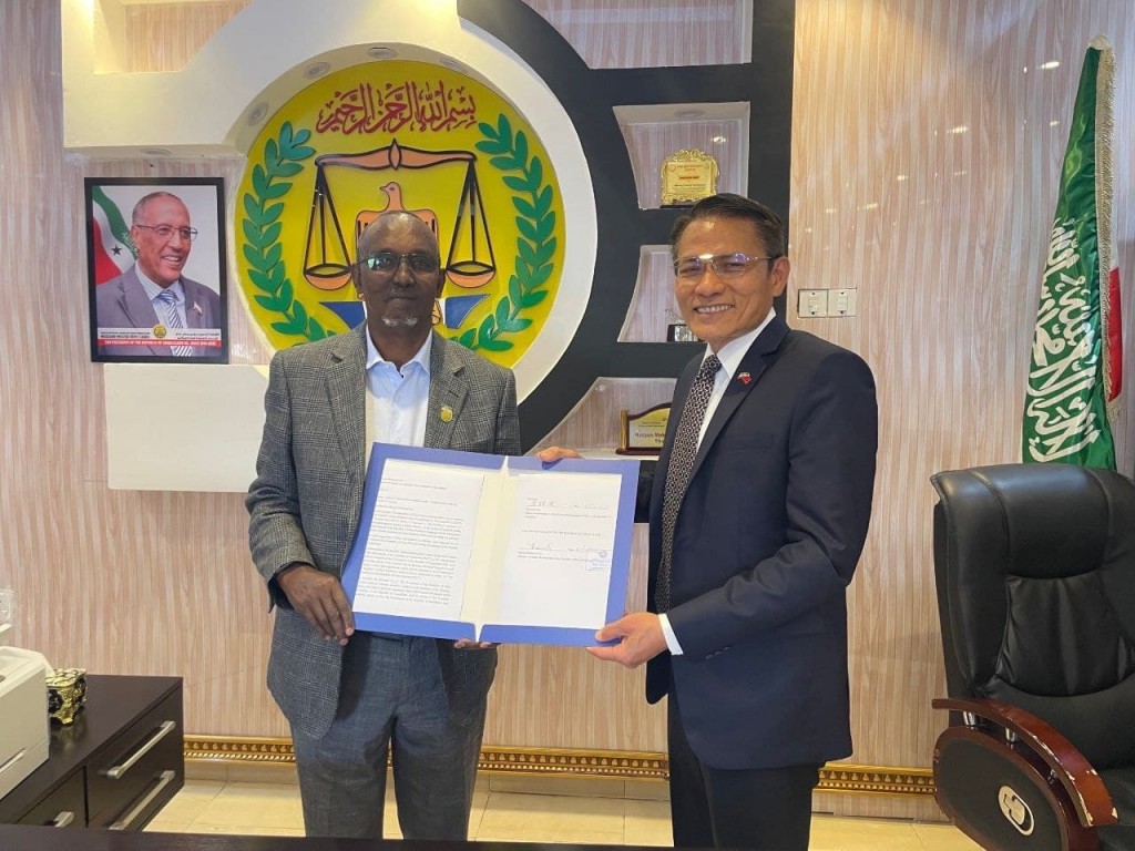 Somaliland Minister of Health Hassan Mohamed Ali Gafadhi (left) holds signed vaccine agreement with Taiwan representative Wu Chen-chi. (MOFA photo)
