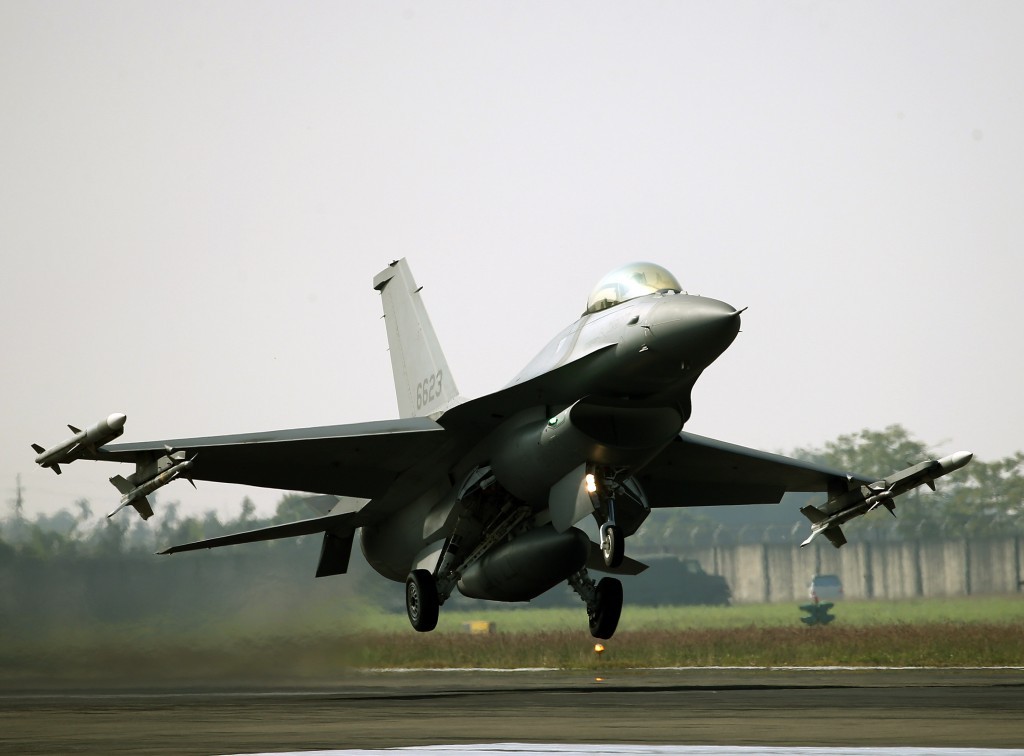 示意圖為嘉義空軍基地109年空軍操演, F16V緊急起飛過程。(中央社檔案照片)
