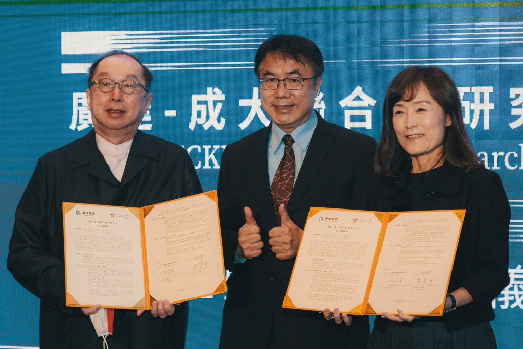 Quanta Computer Chair Barry Lam, Tainan Mayor Huang Wei-che, and NCKU President Su Huey-jen. (NCKU photo)

