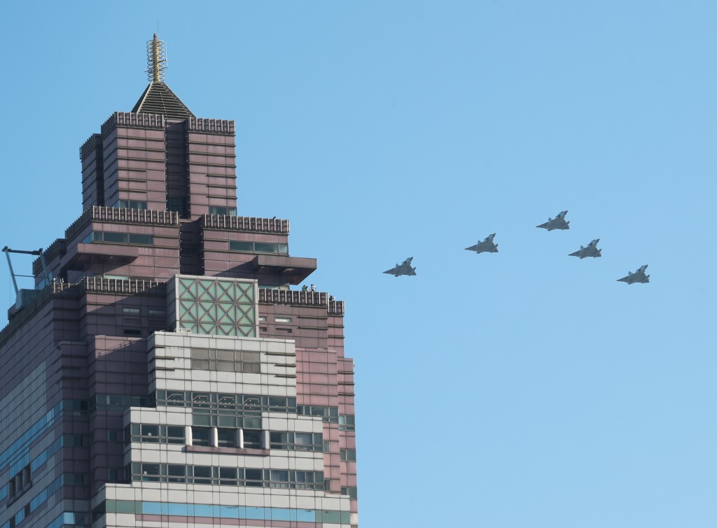 Mirage 2000 jets flying over Taipei in Sept. in a rehearsal for Double Ten National Day. 
