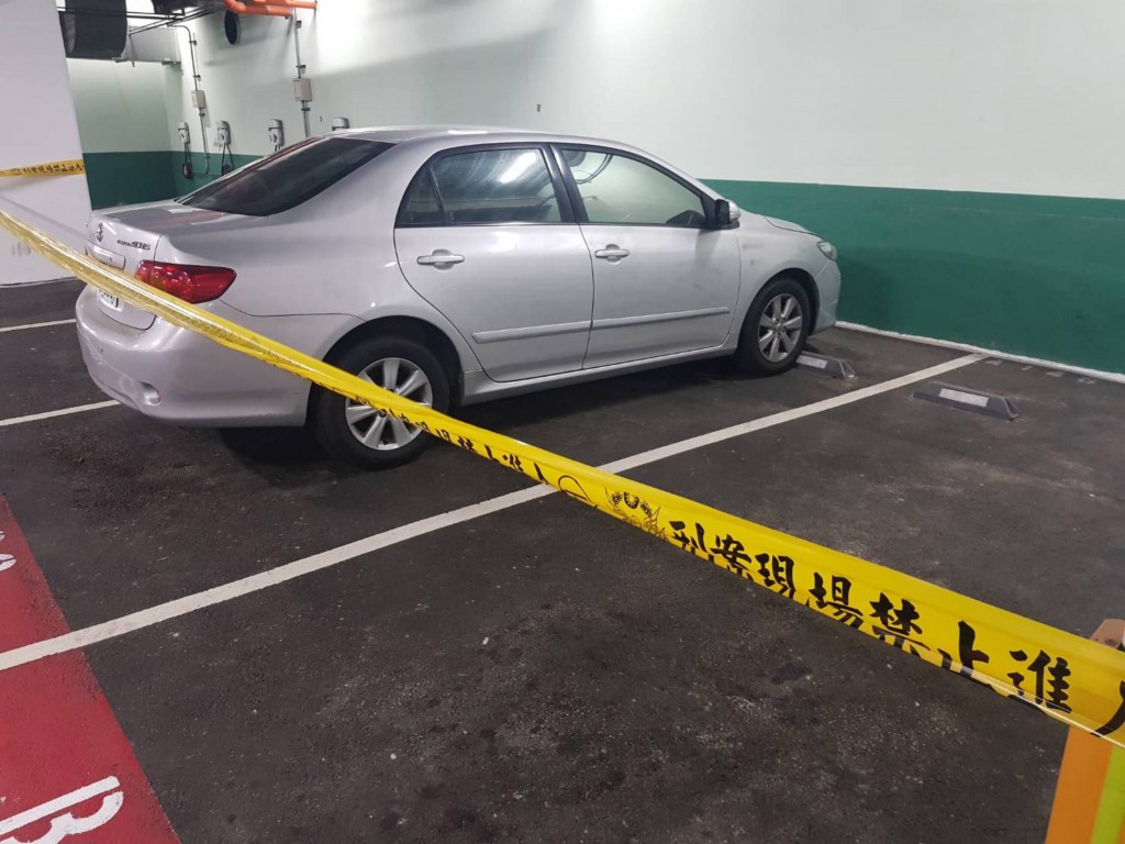 Sedan allegedly abandoned by Huang at shopping center.
