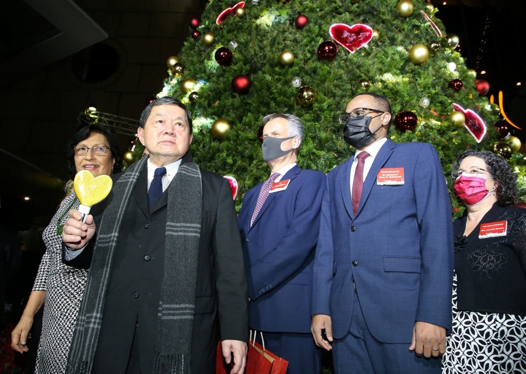 Far Eatern Chairman Douglas Hsu (left) attends a Christmas warmup event on Nov. 29, 2021. 
