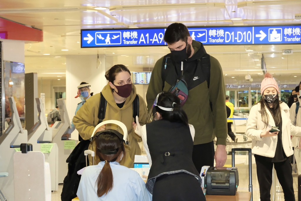 Basketball player William Artino (right) arrives with wife in Taiwan on Dec. 2.
