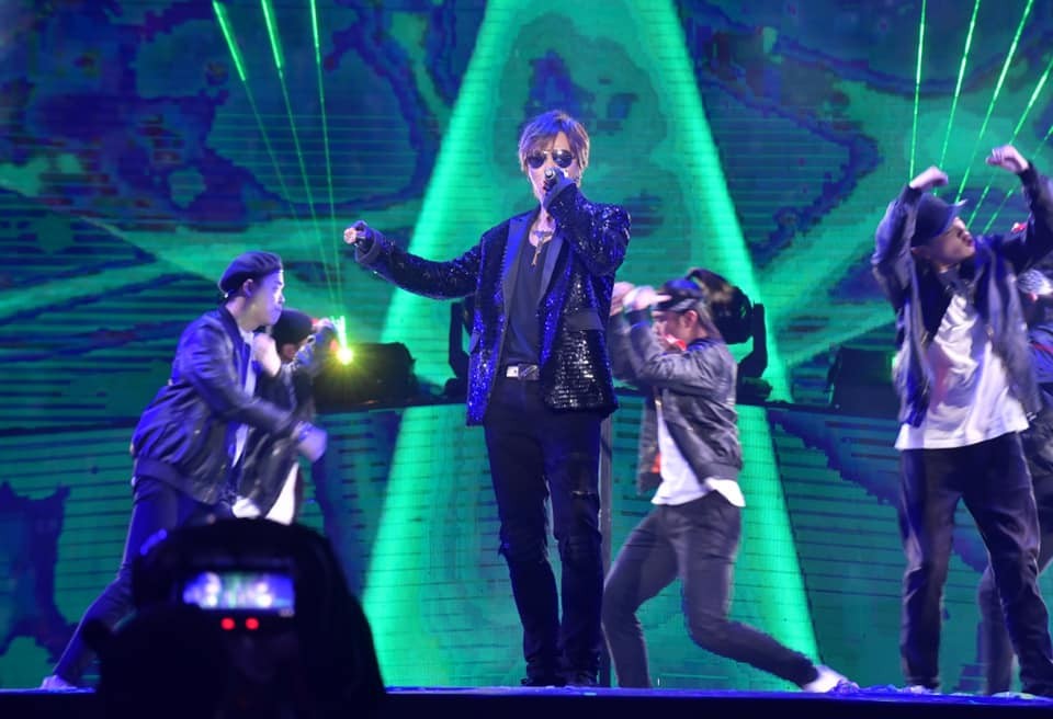 Singer Show Lo performs on stage for the first time in over two years in Hualien County's New Year's concert. (Facebook, Show Lo photo)
