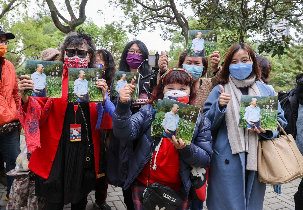 前高雄市長韓國瑜, 1月2日在台北市大安森林公園露天音樂台舉行「韓先生來敲門」新書見面會，現場擠滿熱情的支持群眾。中央社

