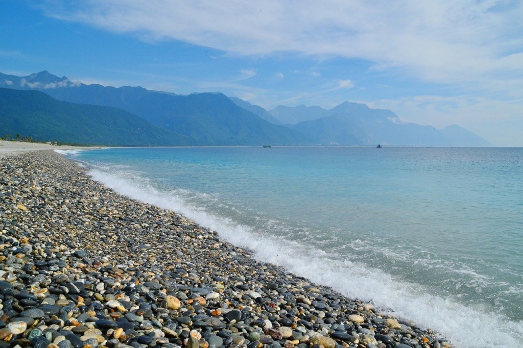A woman who tested positive for COVID-19 traveled in the Hualien region last week, visiting popular spots like Qixingtan beach. (Pixabay photo) 
