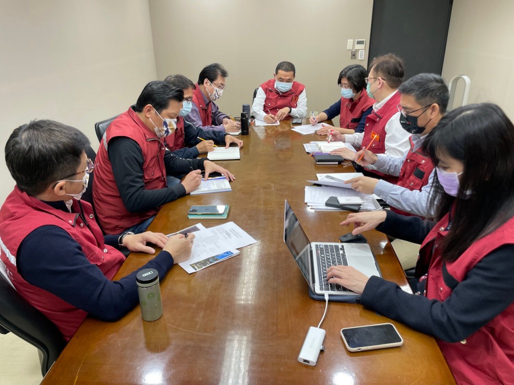 New Taipei City Mayor Hou Yu-ih meet with staff members to address the rising Omicron cases in Taiwan. (Facebook, Hou Yu-ih photo)
